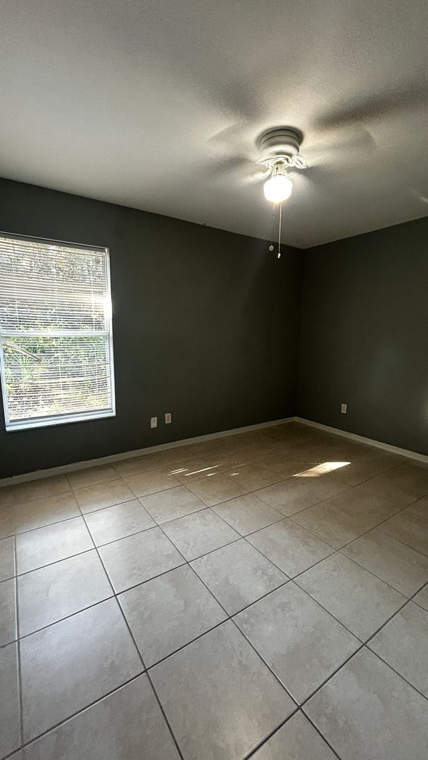 Building Photo - Charming and Spacious Single-Family Home