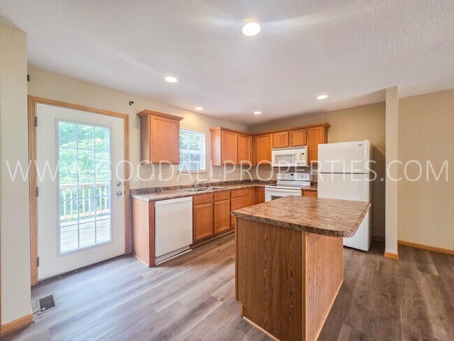 Building Photo - 2-Bedroom, 2.5-Bath Urbandale Townhome with Attached 2-Car Garage