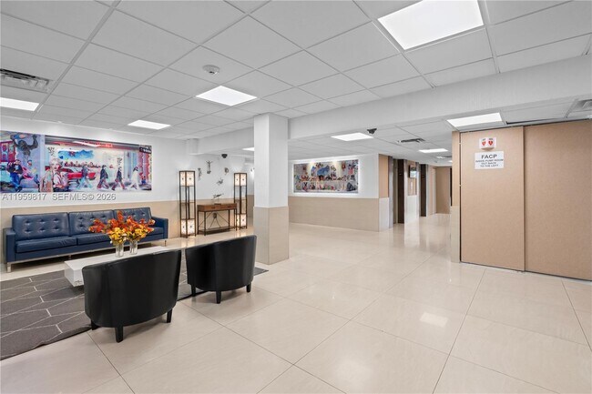 Building Photo - 4164 Inverrary Dr