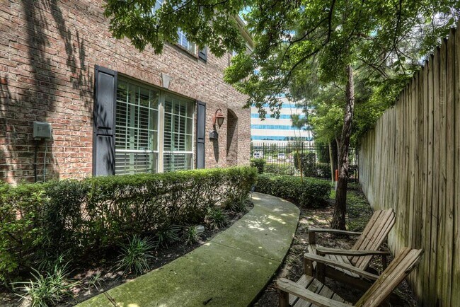Building Photo - 1043 Memorial Village Dr