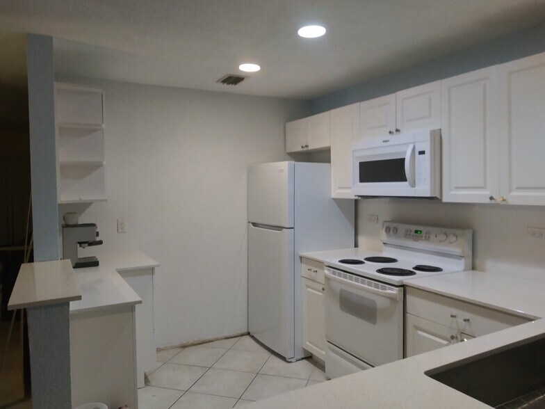 Building Photo - 308 SW 18th Ave