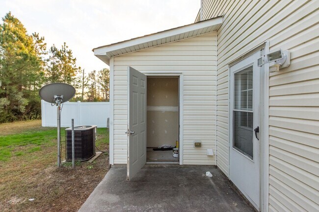 Building Photo - 104 Streamwood Dr