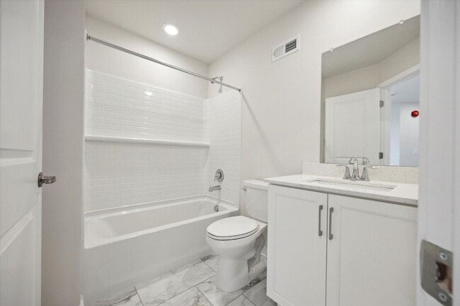 Building Photo - 3 Bedroom End-Unit Townhome in Spring City