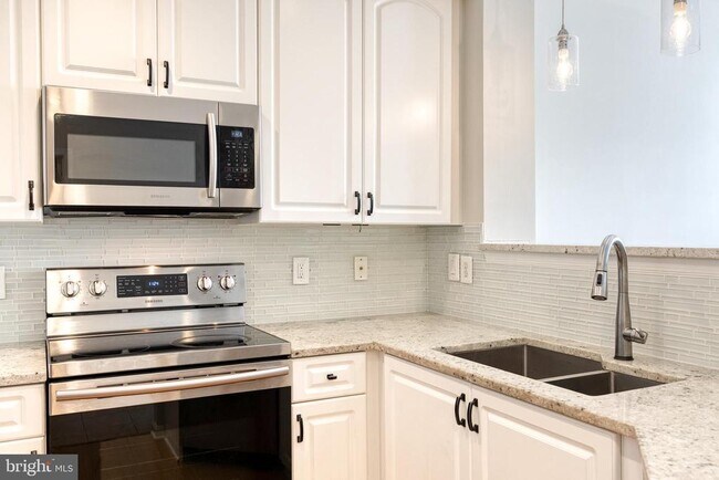Building Photo - 400 Symphony Cir