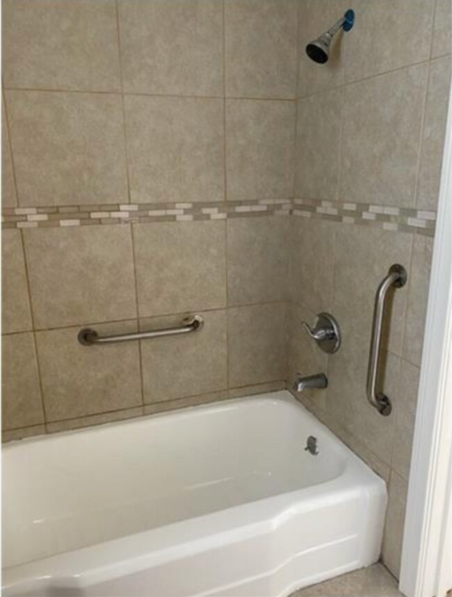 bathroom tub/ shower - 3740 W Slauson Ave