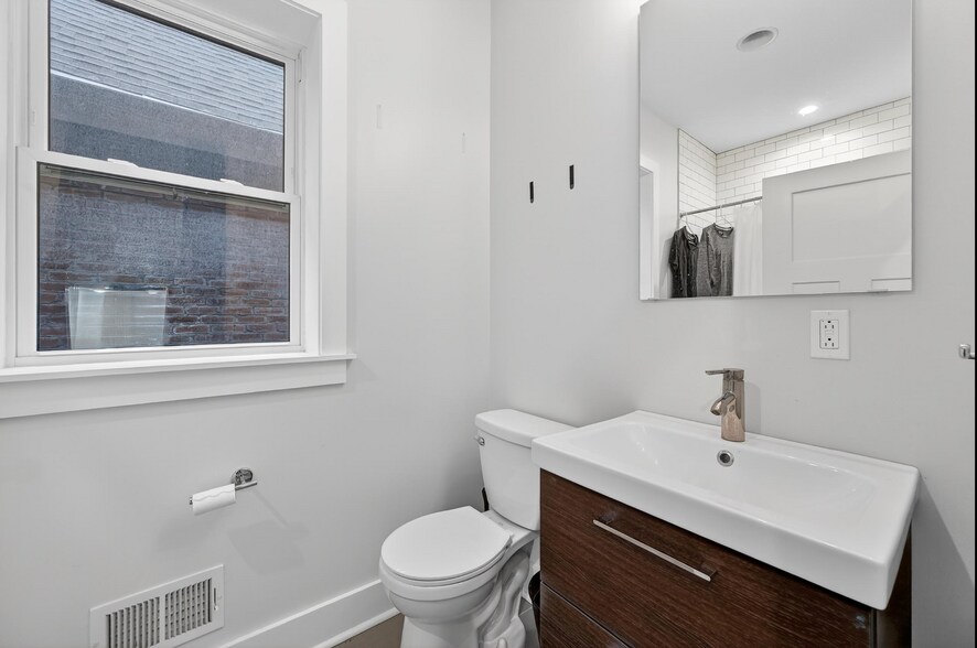 Building Photo - 5549 Columbo St