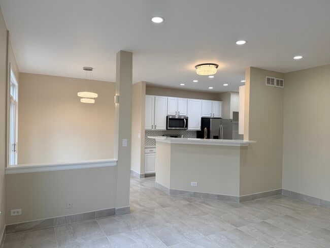 Building Photo - 431 Pine Lake Cir