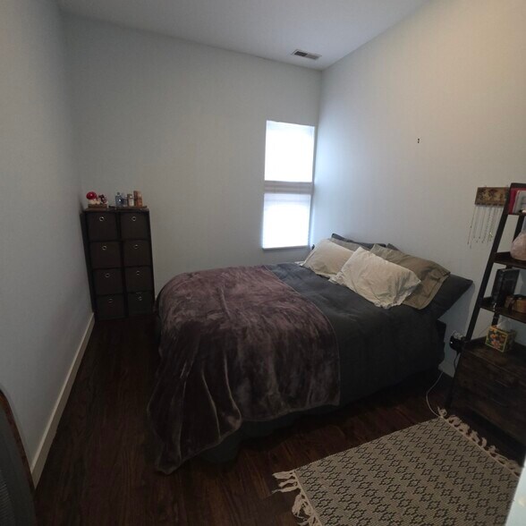 Main bedroom - 2456 N California Ave