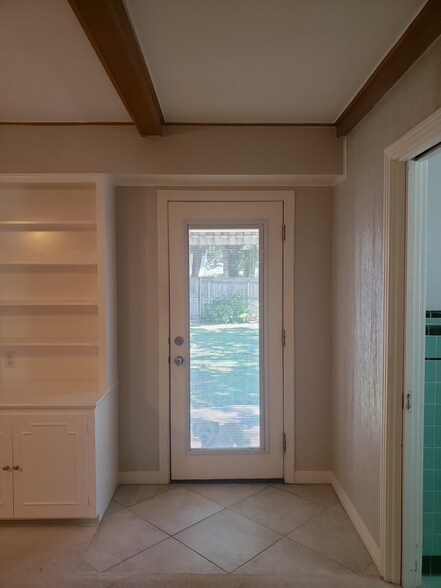 Building Photo - 2410 Clarinda Ave