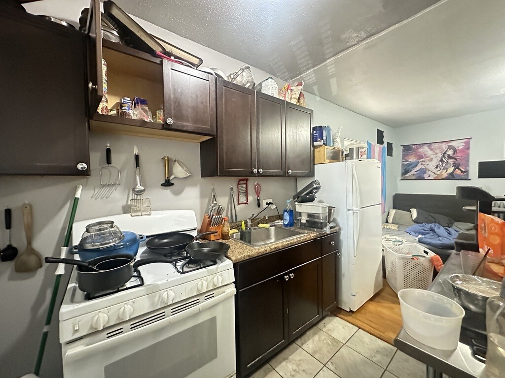 Building Photo - 5662 N Ridge Ave