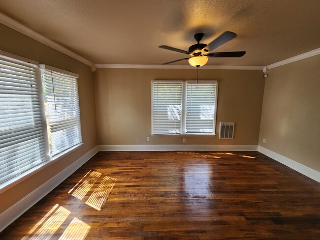 Building Photo - 4/2.5 House With Extra Room Or Office Spac...