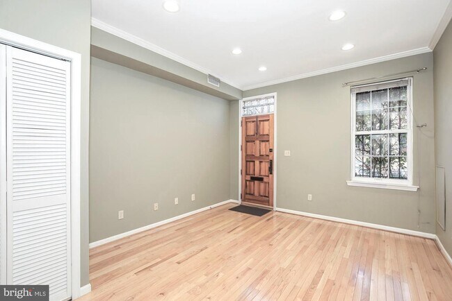 Building Photo - 225 Parker St NE