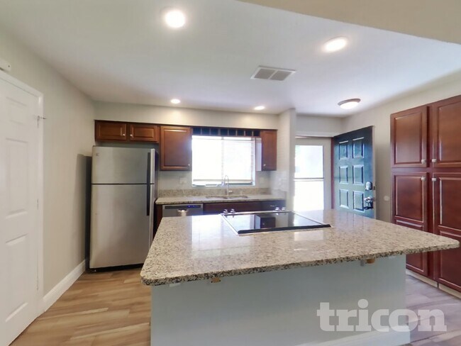 Building Photo - 1108 Robin Dr