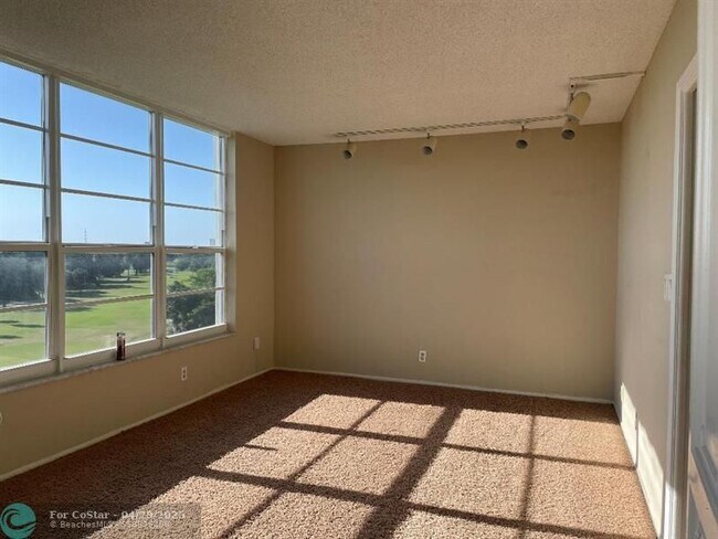 Building Photo - 605 Oaks Dr