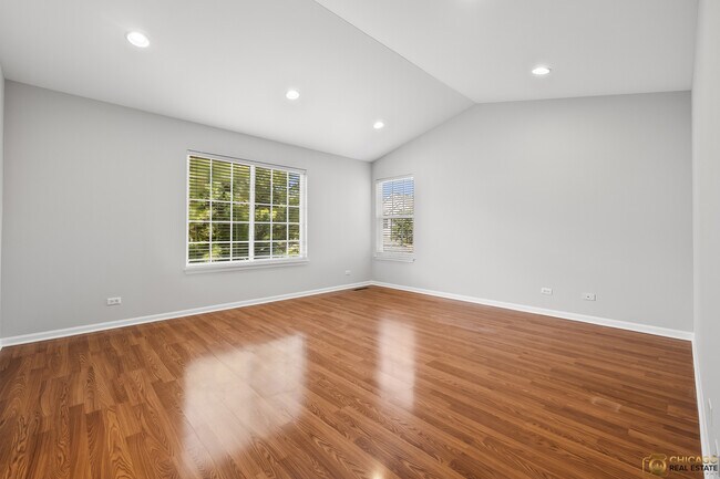 Building Photo - 600 Creekside Cir