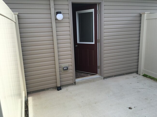 Building Photo - 2206 Shamrock Ln