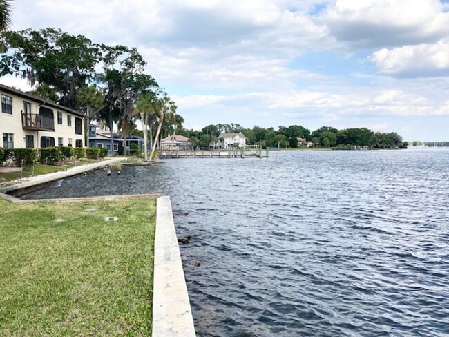 Building Photo - Casa Rio Waterfront Condominium