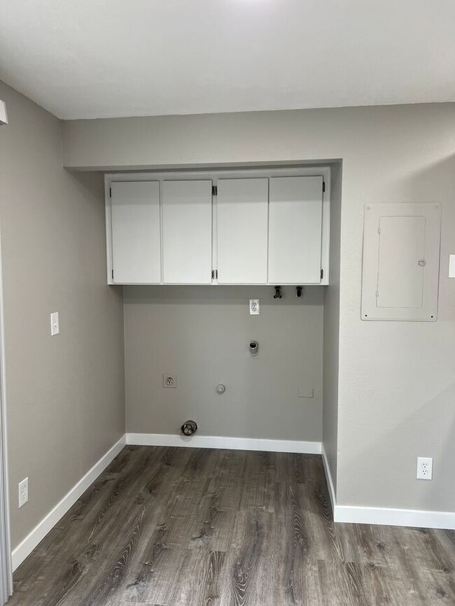 Building Photo - Updated 2BD/1BA Townhome- Move-In Ready Just in Time for Summer!