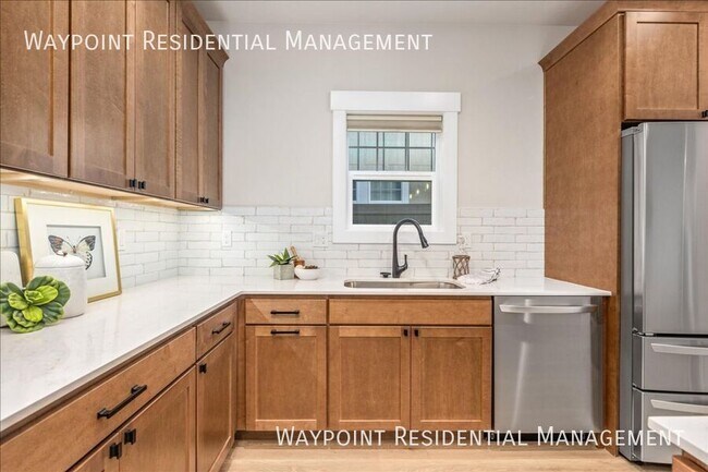 Building Photo - 1704 E Cutgrass Ln