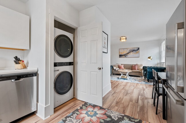 Building Photo - 215 Center Ave