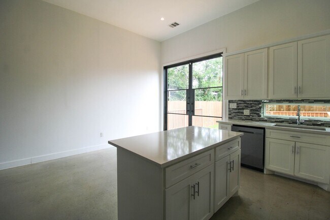 Building Photo - 1223 Hays St