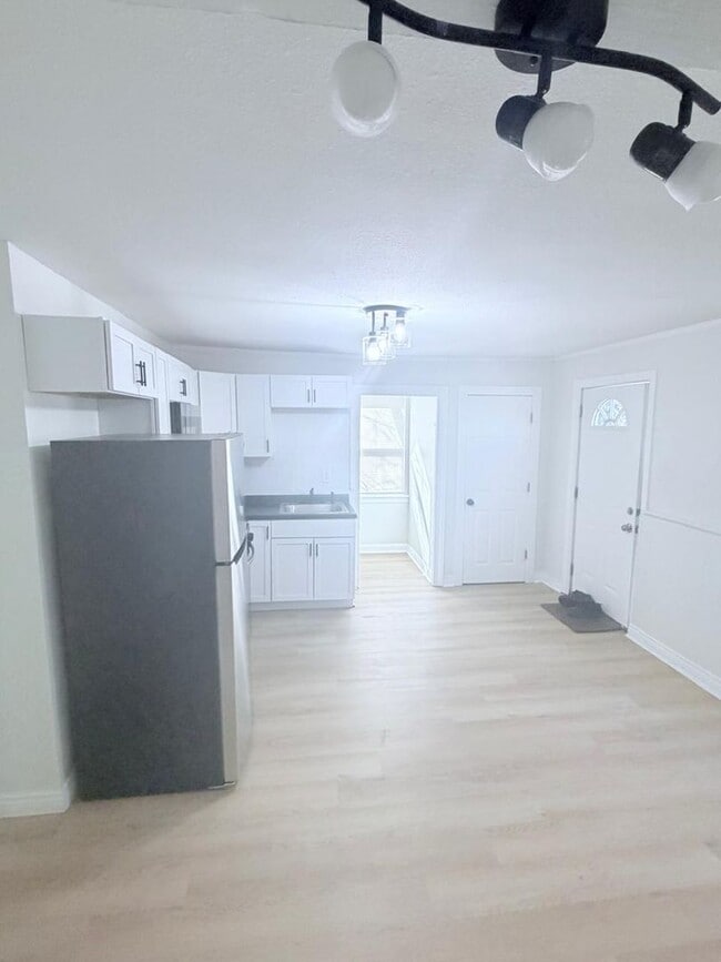 Building Photo - 2604 W 27th St