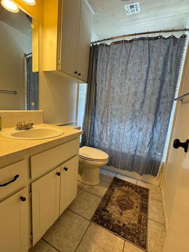 Building Photo - 4718 SE 47th- AVAILABLE NOW!