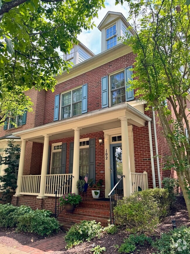 Building Photo - 102 Oak Knoll Terrace