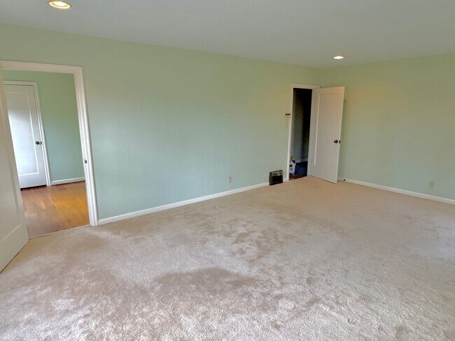 Building Photo - Alameda Neighborhood Pristine Tudor Home, Downtown Views, All The Amenities - A Must See!