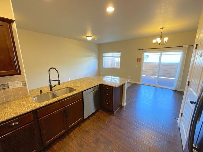 Building Photo - 3 Bedroom Townhome Available Near Dublin B...