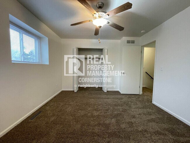 Building Photo - Updated & Inviting 2-Bedroom Townhome in Q...