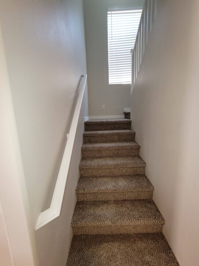 Building Photo - Immaculate 3 Bedroom Home in a Gated Commu...