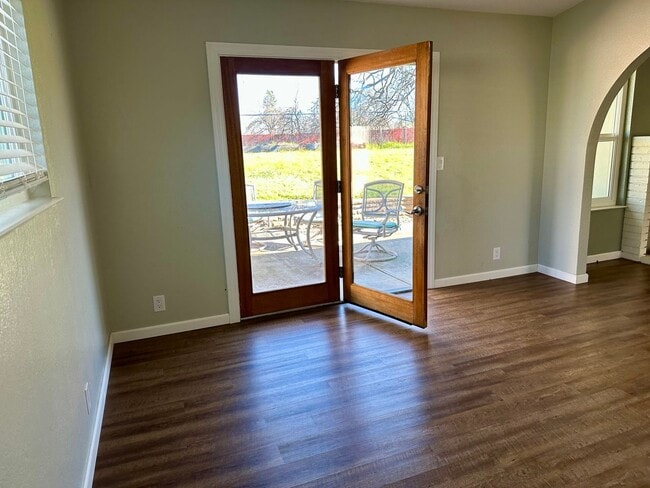 Building Photo - Charming Home with Open Floor Plan in West Redding