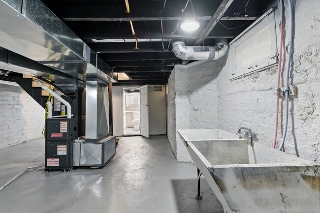 Building Photo - SCORE $500 OFF 1ST MONTH OF RENT THRU 7/31...