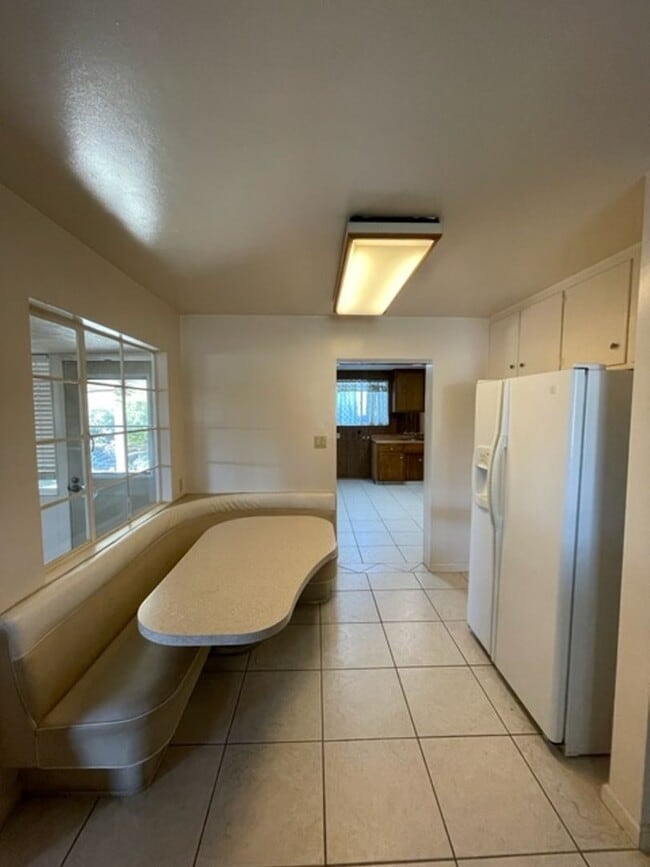 Building Photo - Farm House Living MOVE IN SPECIAL