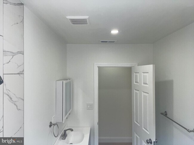 Building Photo - 2112 S 64th St