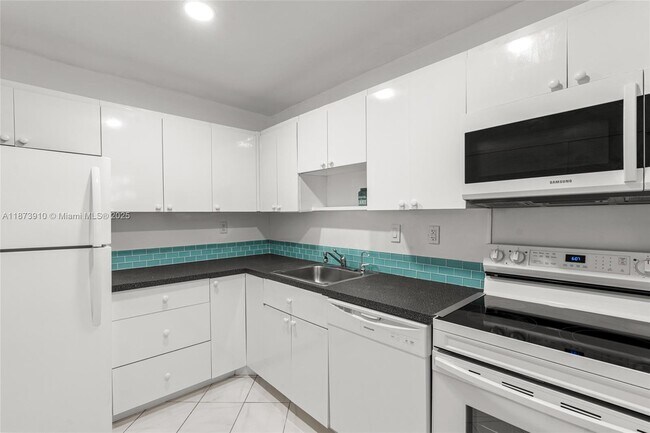 Building Photo - 3731 N Country Club Dr