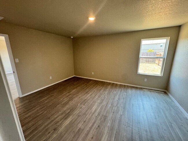 Building Photo - Move-In Ready Modern Home with Open Layout...