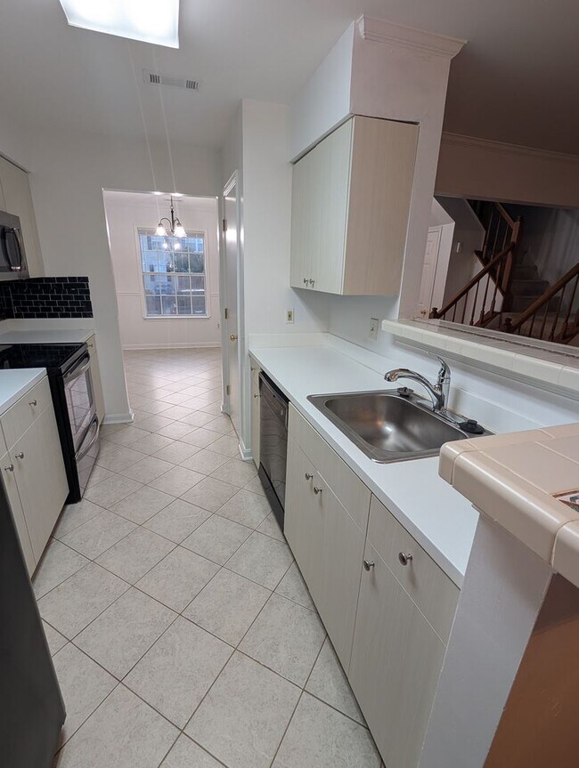Building Photo - Available August 1, 2026 – Beautiful Townhome in Potomac Hills!