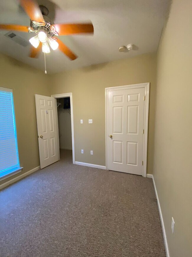 Building Photo - 3 Bed, 2 Bath in Worthington Lake