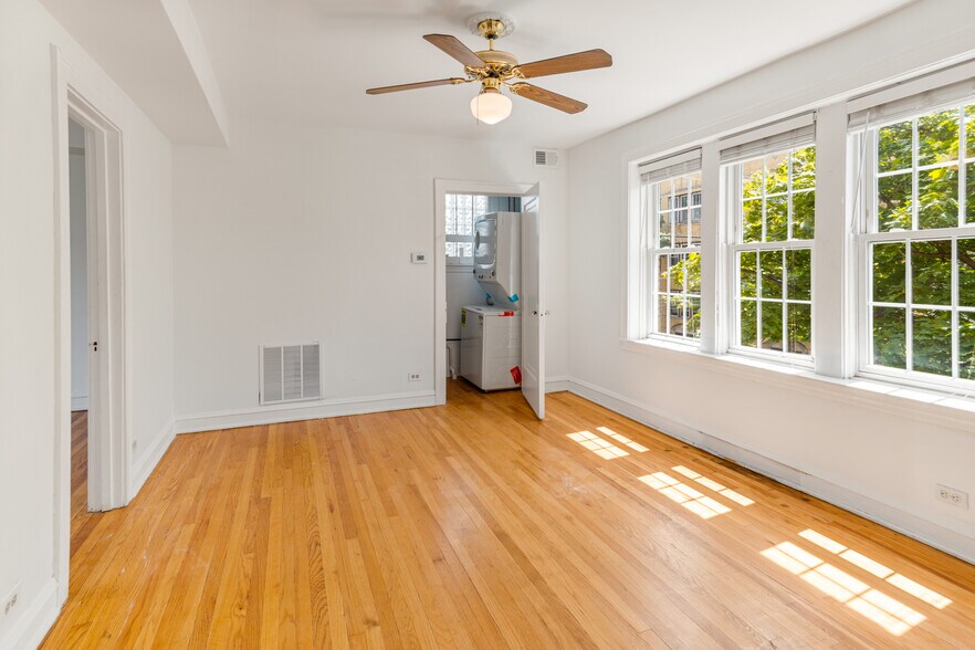 Building Photo - 3048 W Cornelia Ave