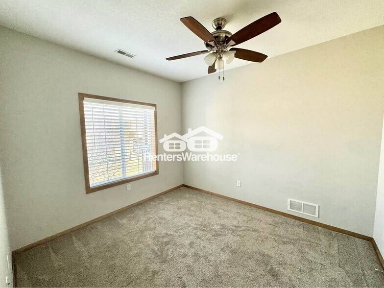 Building Photo - 2000 Meadow Ct