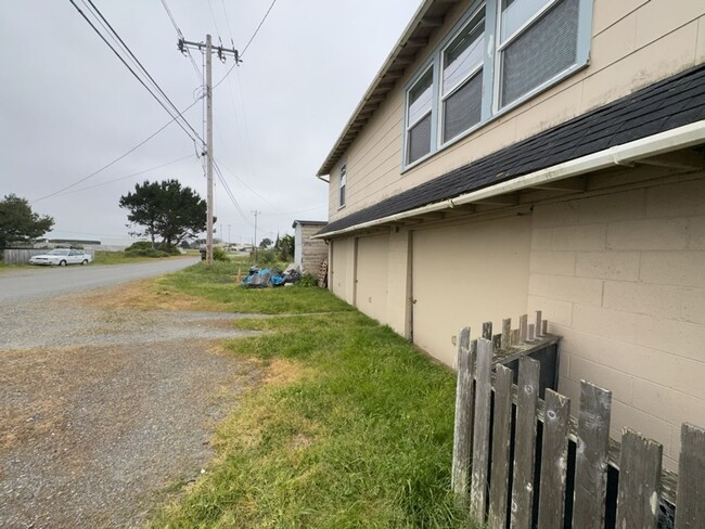 Building Photo - Charming Coastal Living 2 Bed, 1 Bath with...