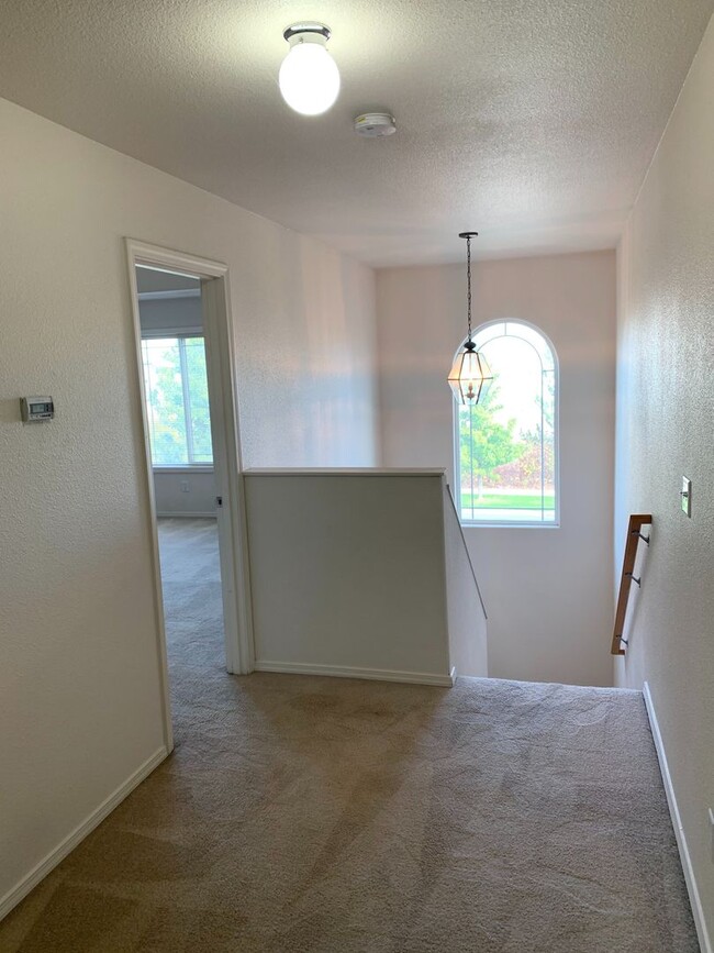 Building Photo - MOVE IN SPECIAL! Spacious 2 Bedroom, 2.5 b...