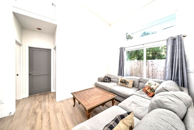 Building Photo - 133-135 Foothill Blvd