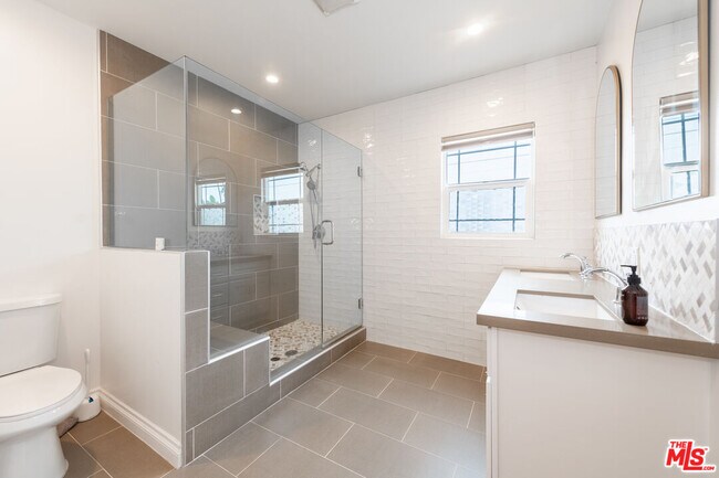 Building Photo - 3990 Degnan Blvd