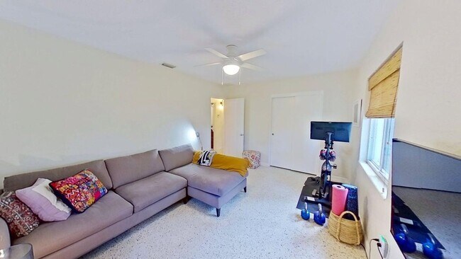 Building Photo - Lake Pasadena - Charming 2 Bedroom Home with Spacious Yard