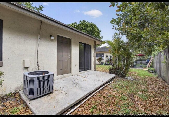 Building Photo - 4726 Summit Blvd