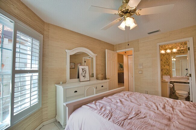 Building Photo - Seasonal Short-Term 3 Bedroom 3 Bathroom Home in The Patio Homes of Chestnut Creek!