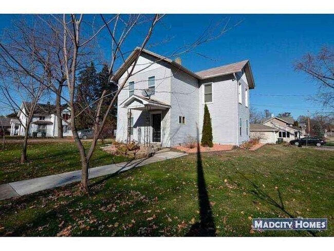 Primary Photo - 424 College St
